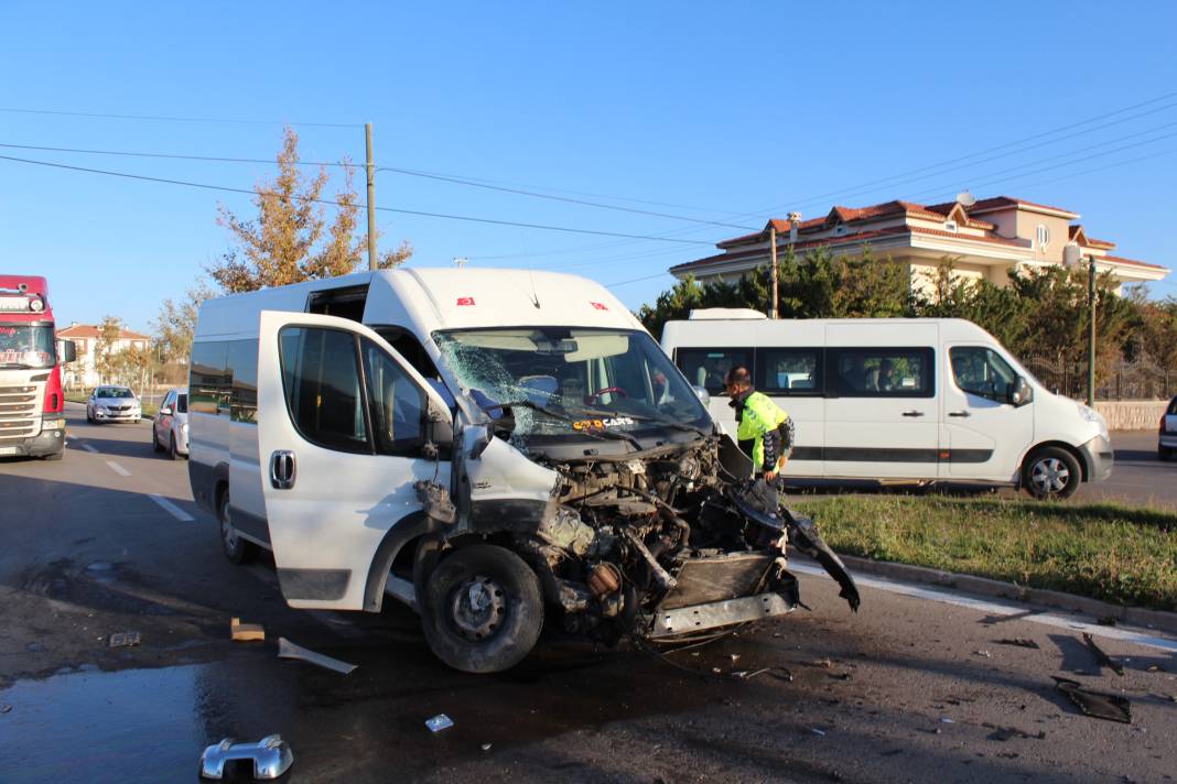 Aksaray’da öğrenci servisi ile TIR çarpıştı! Çok sayıda yaralı var 9